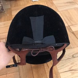 International riding helmet in velveteen